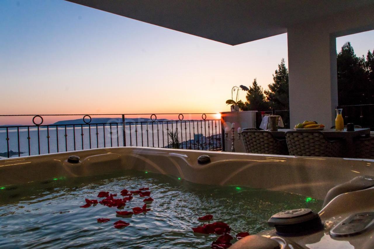 Villa Smaragd - Opal - Luxury Apt With Shared Pool And Private Hot Tub Makarska Exterior photo
