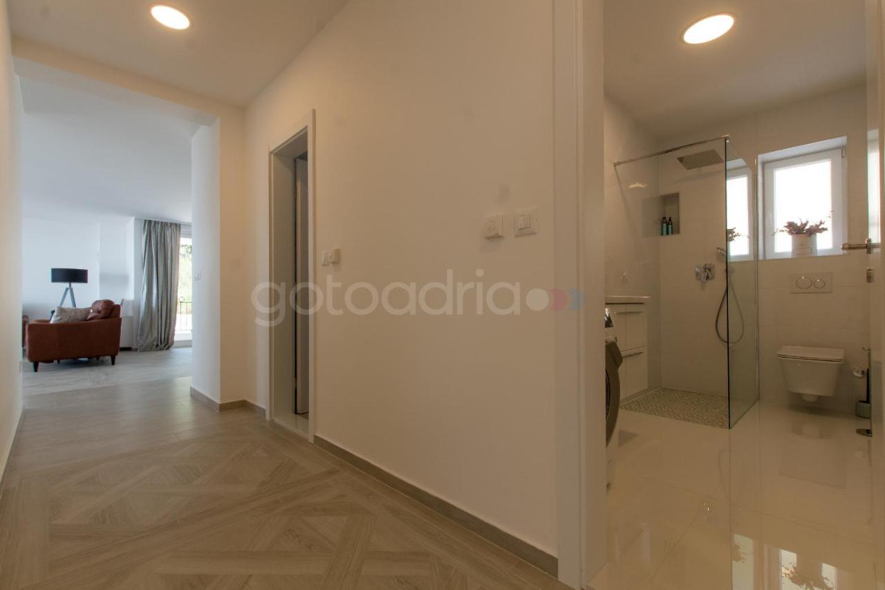 Villa Smaragd - Opal - Luxury Apt With Shared Pool And Private Hot Tub Makarska Exterior photo