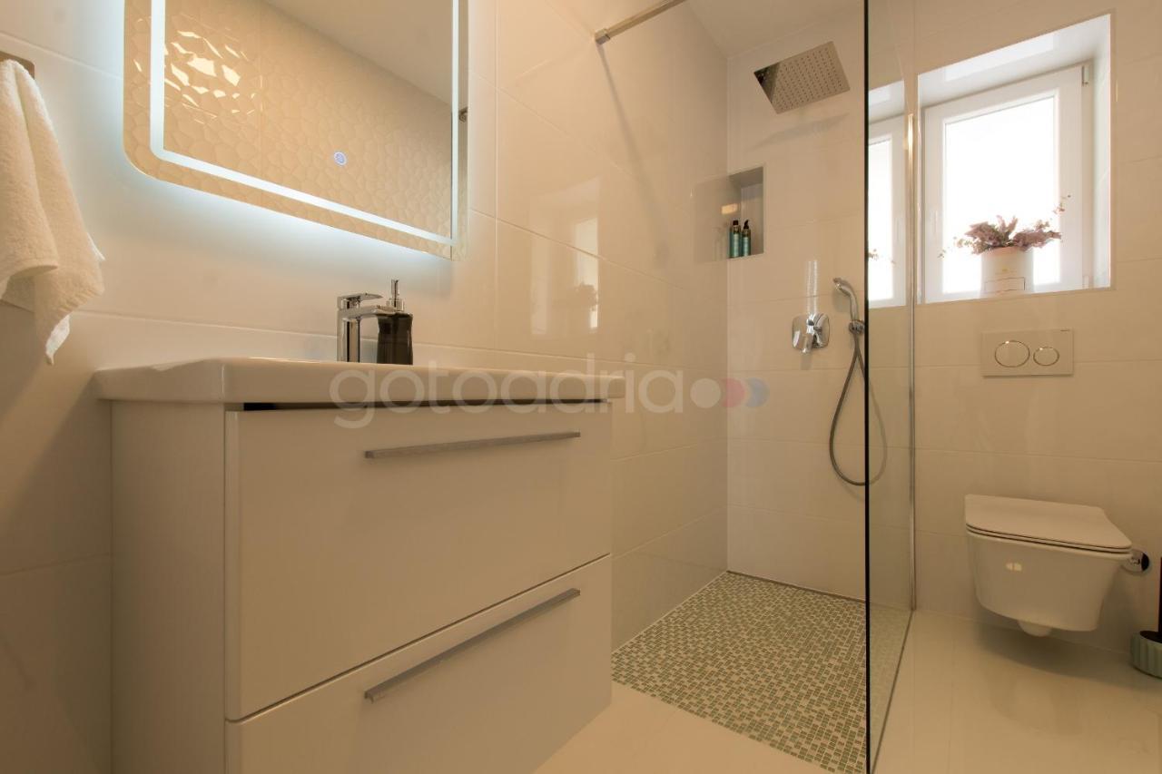 Villa Smaragd - Opal - Luxury Apt With Shared Pool And Private Hot Tub Makarska Exterior photo