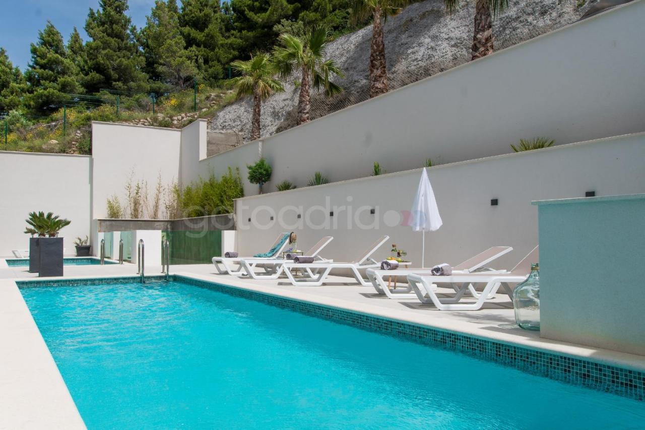 Villa Smaragd - Opal - Luxury Apt With Shared Pool And Private Hot Tub Makarska Exterior photo